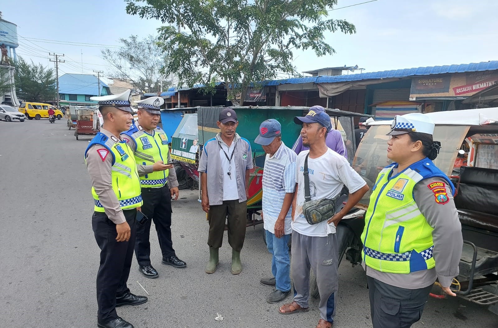 Satlantas Polres Pelabuhan Belawan Sosialisasi Keselamatan Berlalu Lintas Kepada Pengemudi Betor