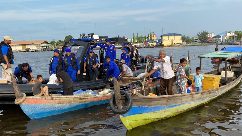 Ditpolairud Poldasu Bersama HNSI Medan Bagikan Sembako Dan Takjil Kepada Nelayan Belawan