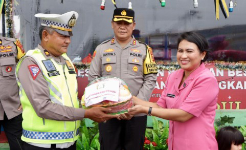Kapolres Pelabuhan Belawan Lakukan Pengecekan Pos Pam dan Pos Terpadu dan Berikan Bingkisan