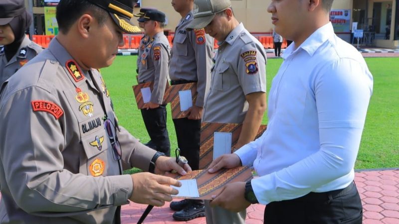 Kapolres Labuhan Batu Berikan THR Idul Fitri 1445 H/2024 M ke Anggota