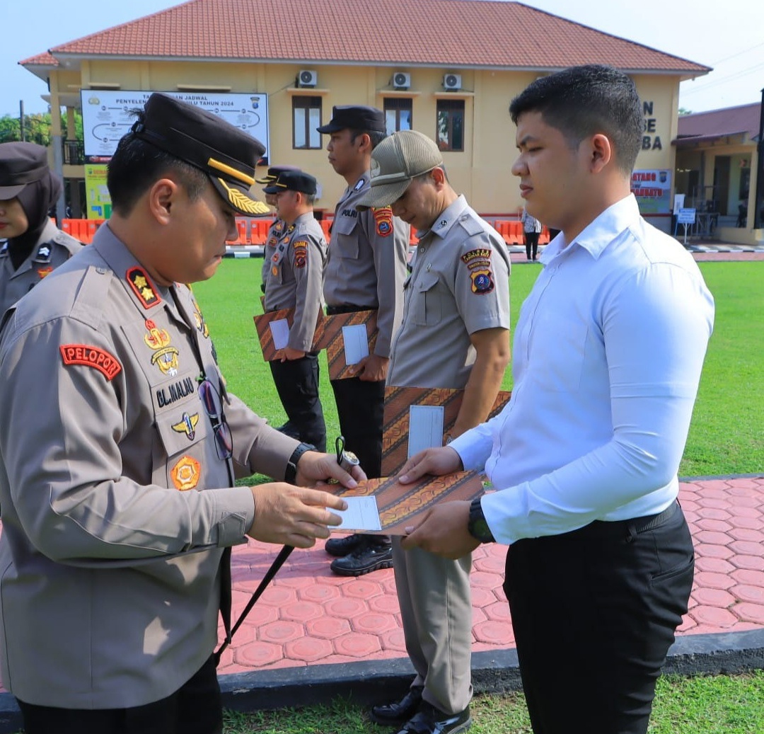 Kapolres Labuhan Batu Berikan THR Idul Fitri 1445 H/2024 M ke Anggota