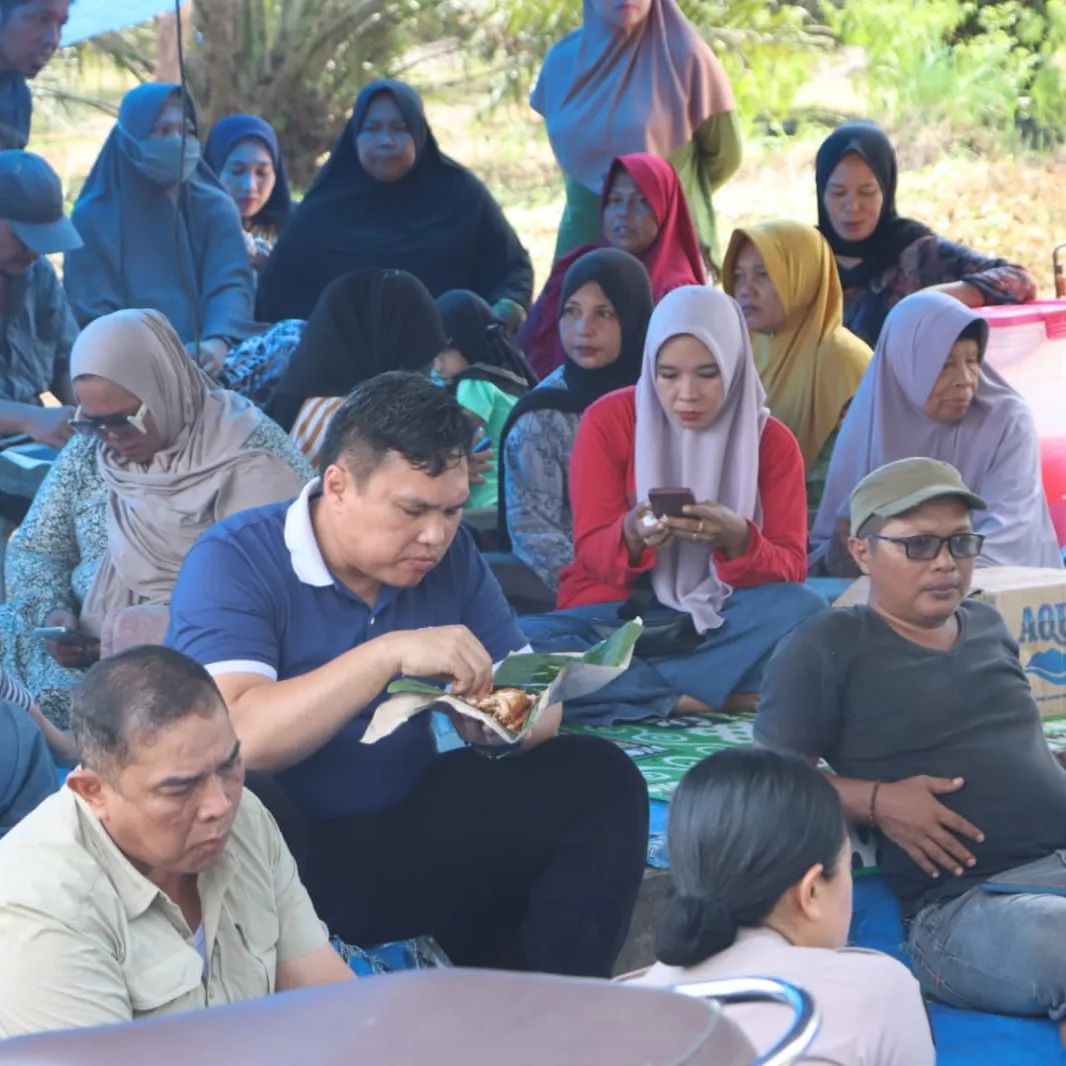 Kapolres Labuhan Batu Akrab Makan Siang Bersama Dengan Warga Penolak PT PPSP