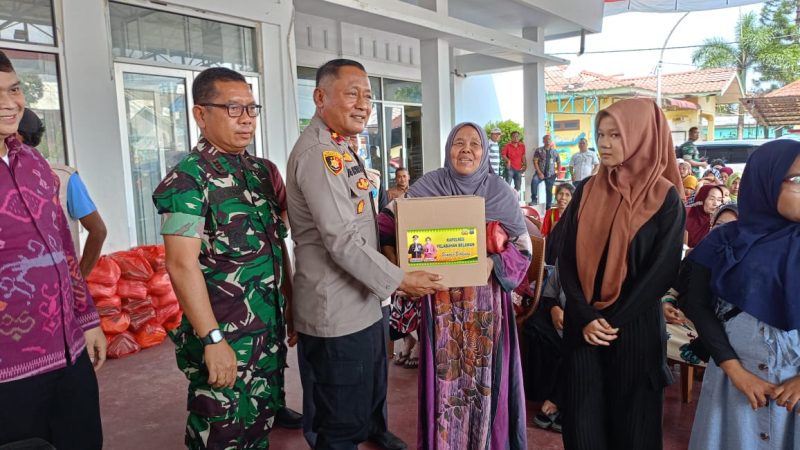 Polres Pelabuhan Belawan dan Gerakan Kolaborasi Belawan Berkah Bagikan 100 Paket Sembako