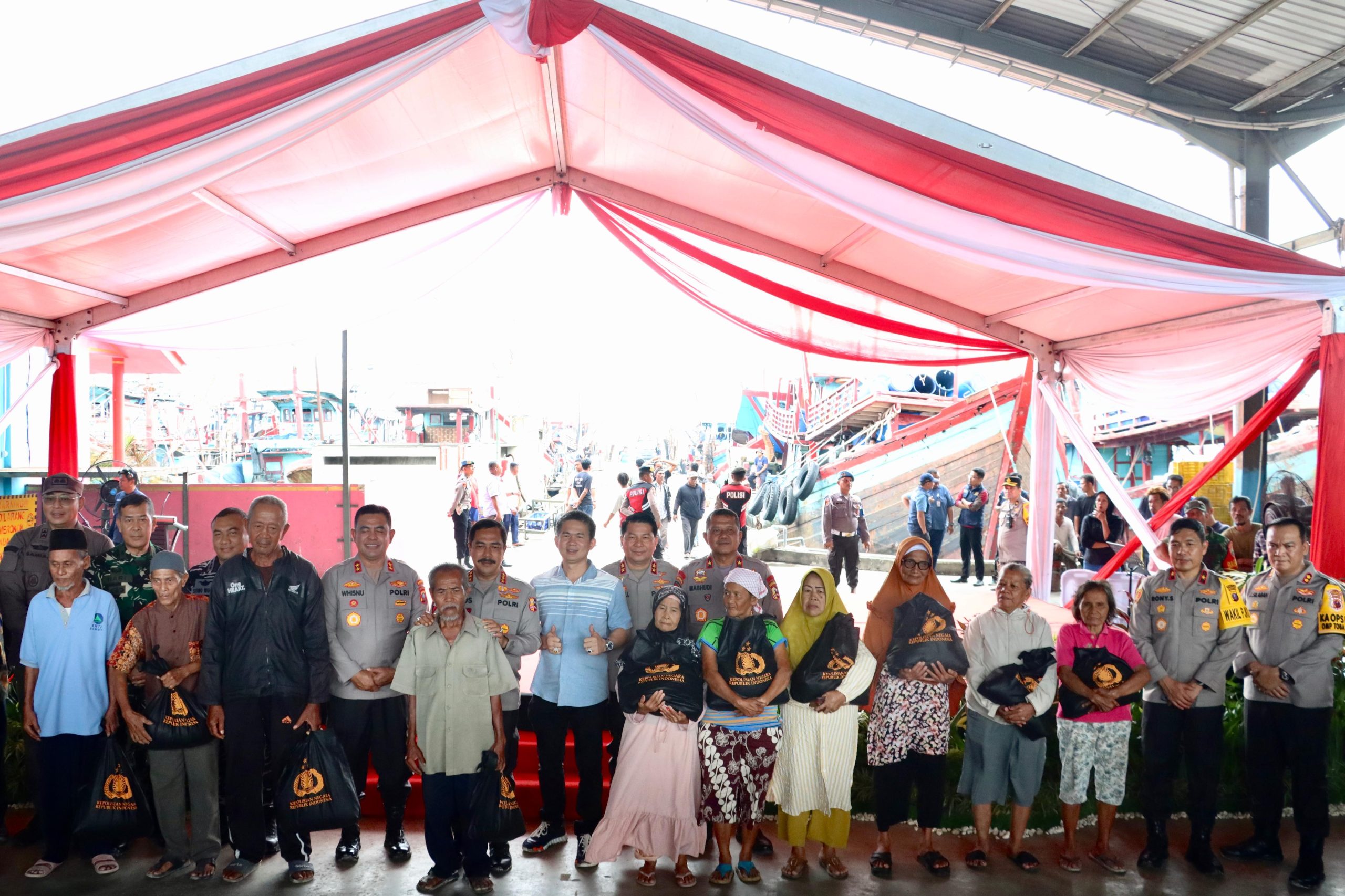Kapolres Pelabuhan Belawan Dampingi Wakapolri dalam Kunjungan Kerja dan Silaturahmi Bersama Masyarakat Nelayan Pesisir