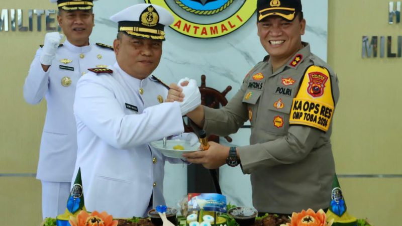 Kapolres Pelabuhan Belawan Berikan Kejutan HUT TNI AL ke 79