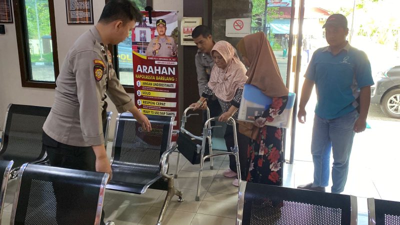 Polsek Sekupang Berikan Pelayanan Prima untuk Masyarakat Disabilitas dan Lansia