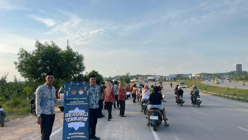 Rutan Batam Bersama Dharma Wanita Persatuan Berbagi Takjil Gratis kepada Masyarakat