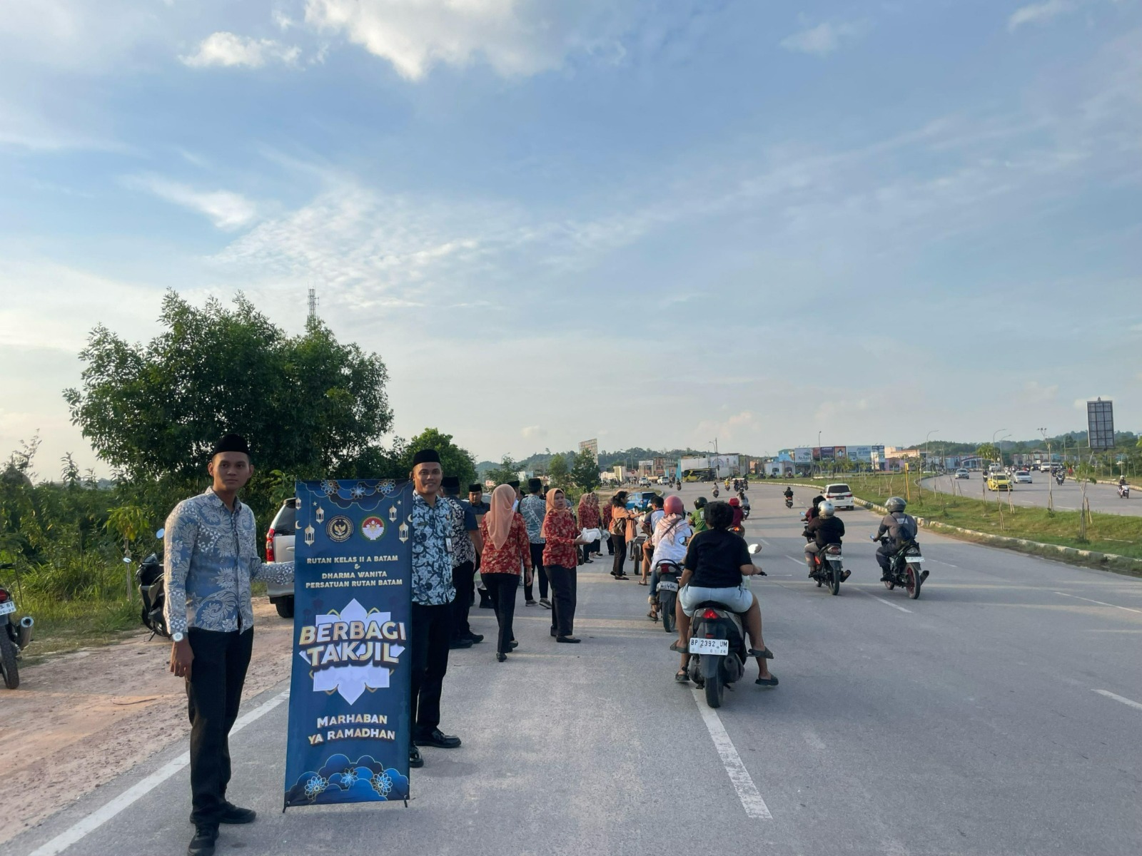 Rutan Batam Bersama Dharma Wanita Persatuan Berbagi Takjil Gratis kepada Masyarakat