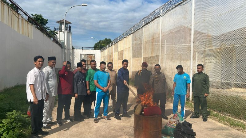 Pastikan Aman dan Kondusif, Rutan Batam Musnahkan Barang Bukti Hasil Razia Blok Hunian Warga Binaan