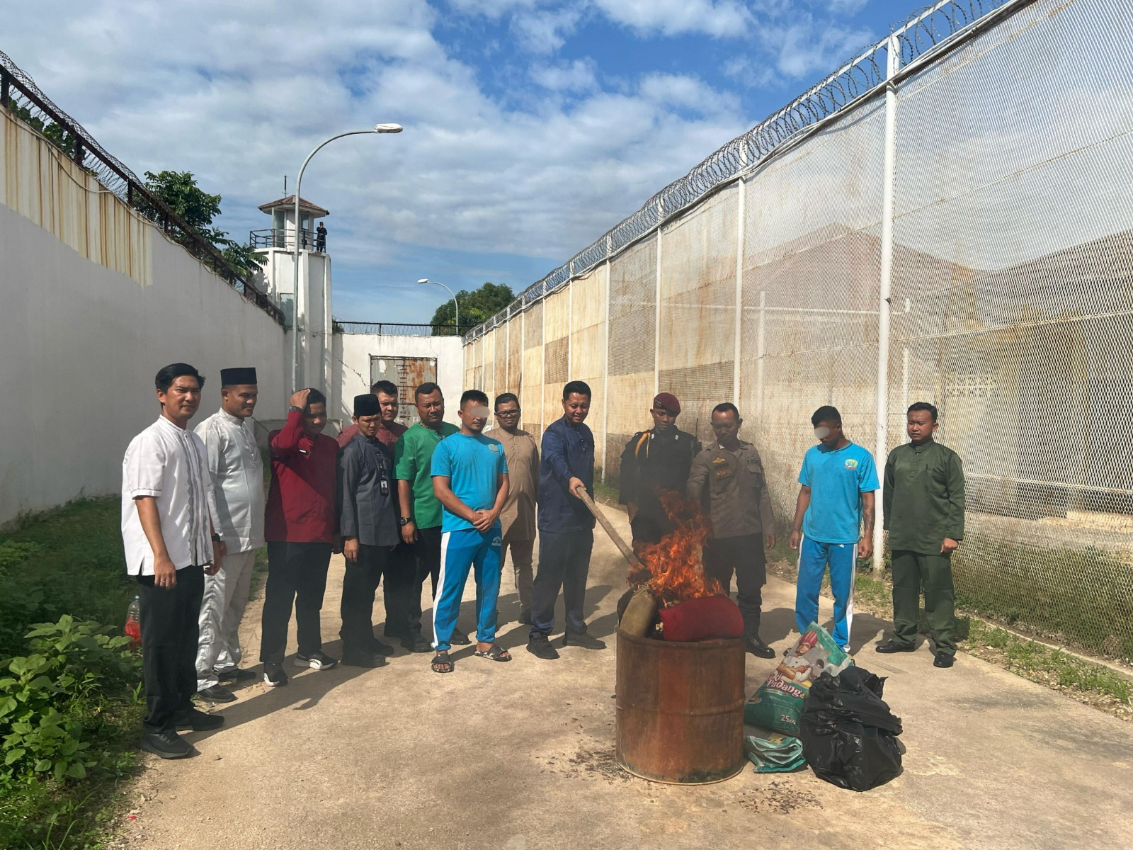 Pastikan Aman dan Kondusif, Rutan Batam Musnahkan Barang Bukti Hasil Razia Blok Hunian Warga Binaan