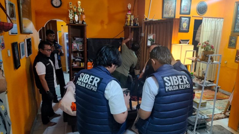 POLDA KEPRI LAKUKAN PENGGELEDAHAN DUGAAN TINDAK KORUPSI REVITALISASI KOLAM DERMAGA UTARA