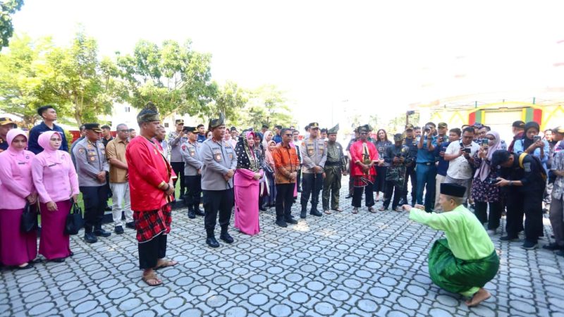 Kapolda Kepri Didampingi Ketua Bhayangkari Lakukan Kunker ke Karimun