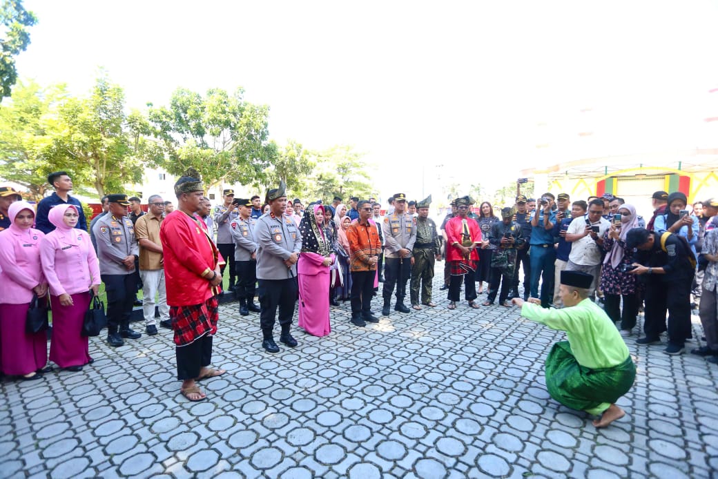 Kapolda Kepri Didampingi Ketua Bhayangkari Lakukan Kunker ke Karimun