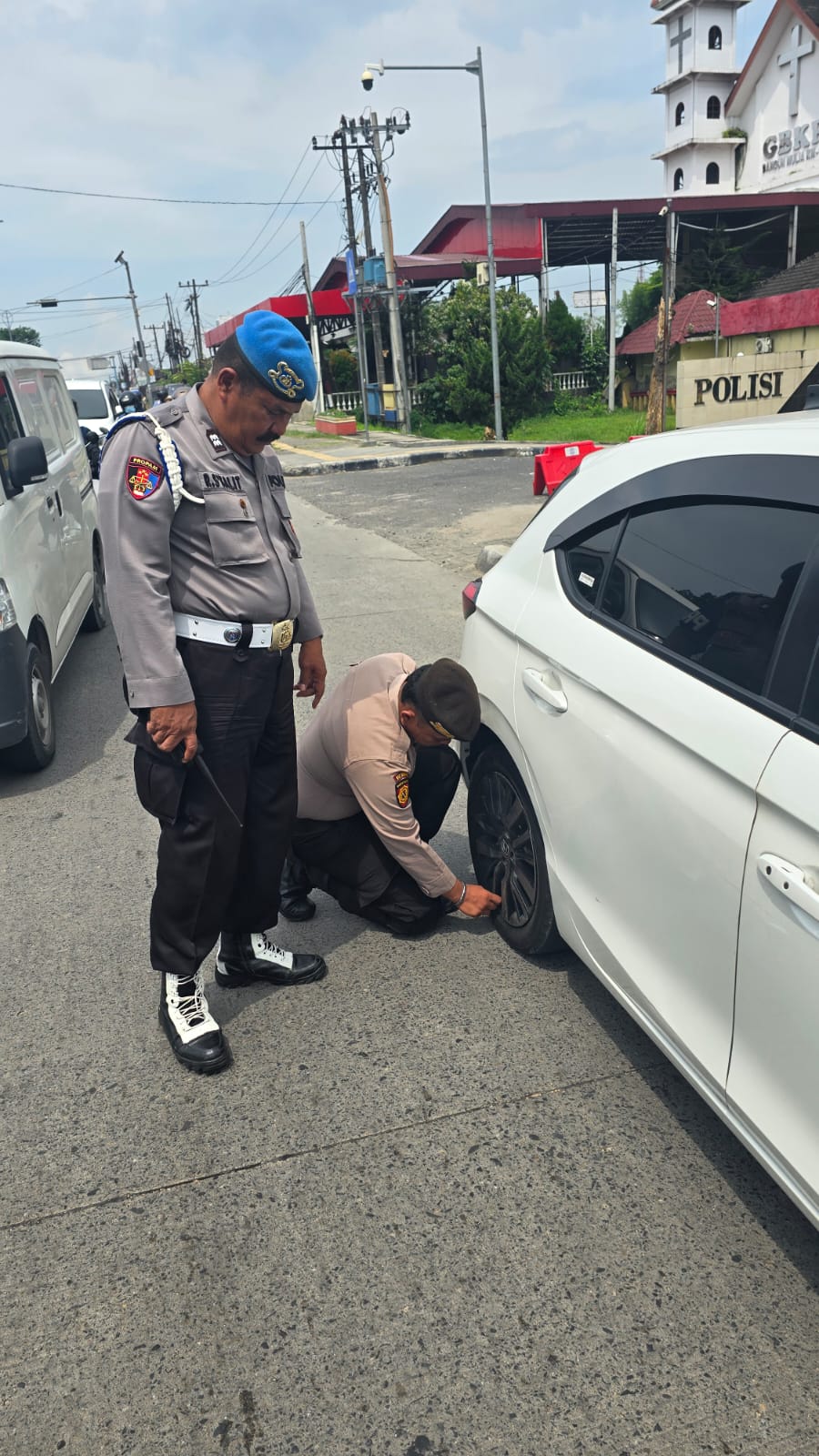 Tak Terima Mobil Dikempesin,Perwira Polwan Arogan Maki Aiptu R Simanungkalit…!!!