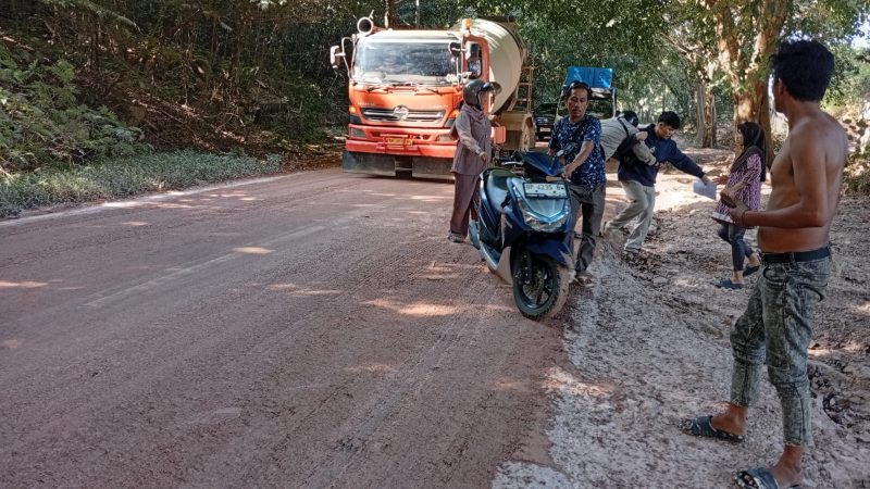 PENGENDARA MOTOR TERJATUH AKIBAT CECERAN TANAH BEKAS PENGERUKAN BUKIT TELUK NIPAH