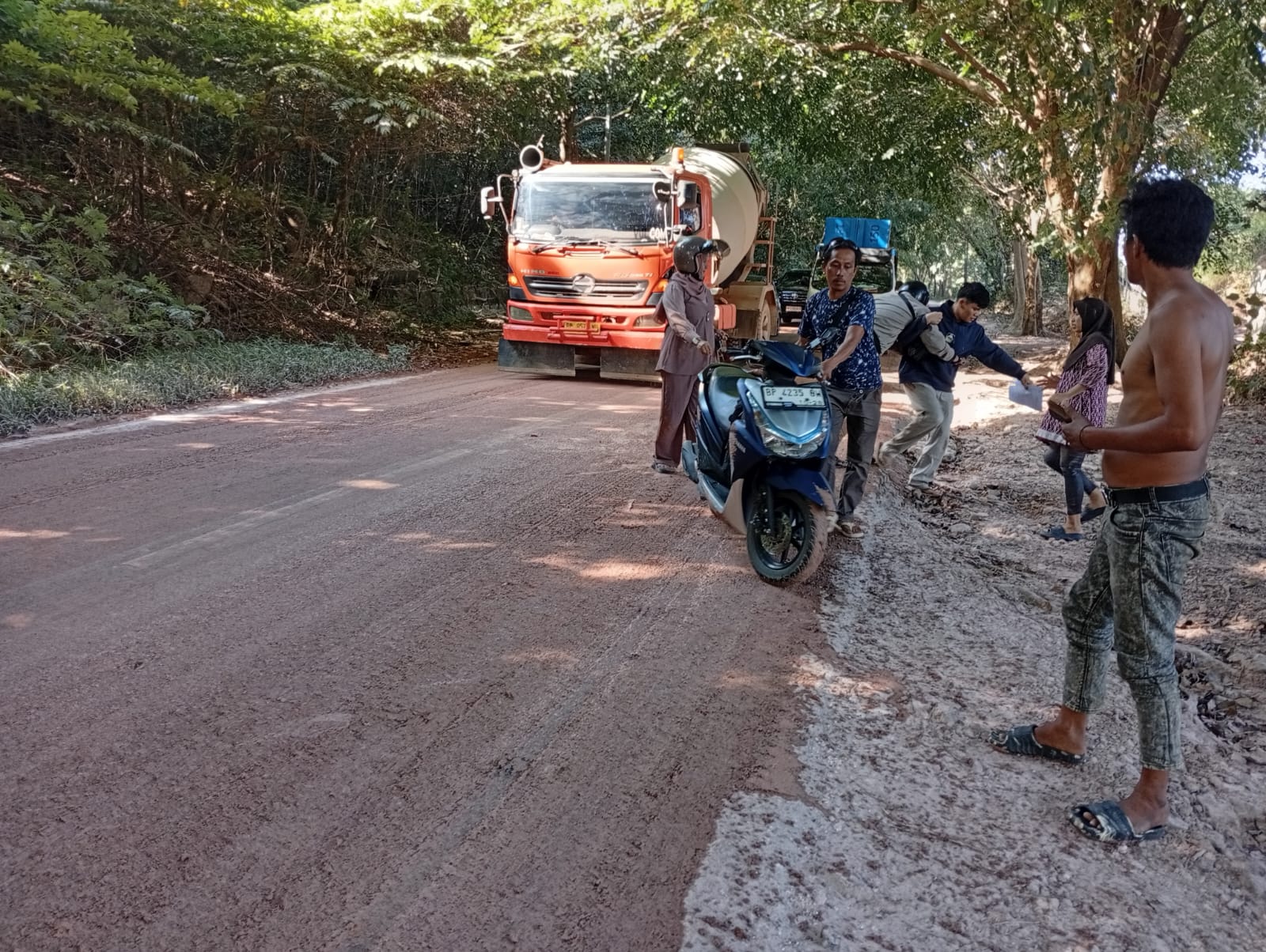 PENGENDARA MOTOR TERJATUH AKIBAT CECERAN TANAH BEKAS PENGERUKAN BUKIT TELUK NIPAH