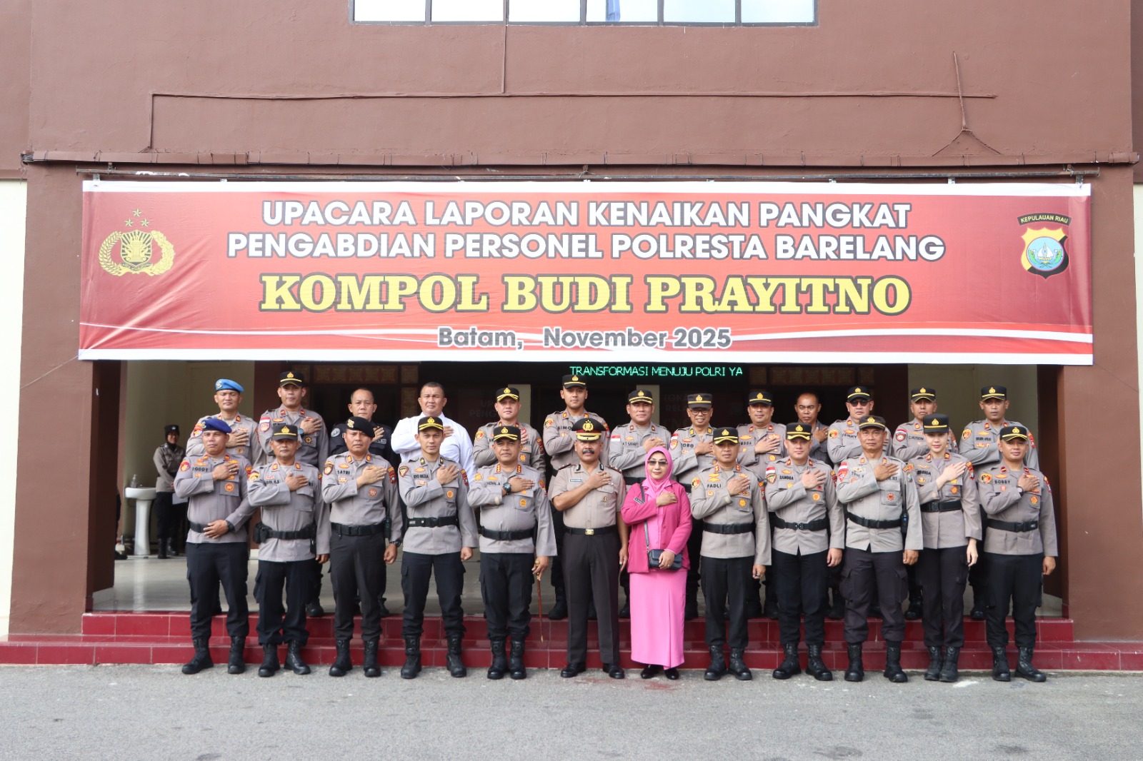 Polresta Barelang Gelar Upacara Kenaikan Pangkat Pengabdian Kompol Budi Prayitno