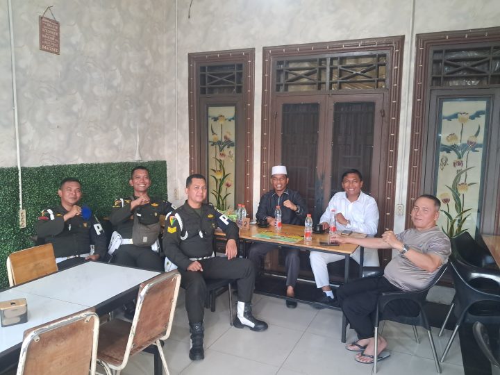 Ngopi Bareng Dansub Denpom I/5-1 Belawan Bersama Kapolsek Belawan dan Tokoh Masyarakat