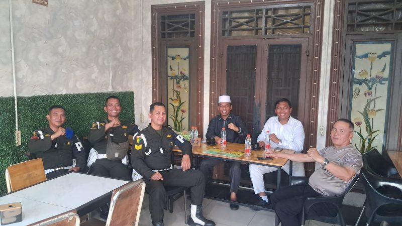 Ngopi Bareng Dansub Denpom I/5-1 Belawan Bersama Kapolsek Belawan dan Tokoh Masyarakat
