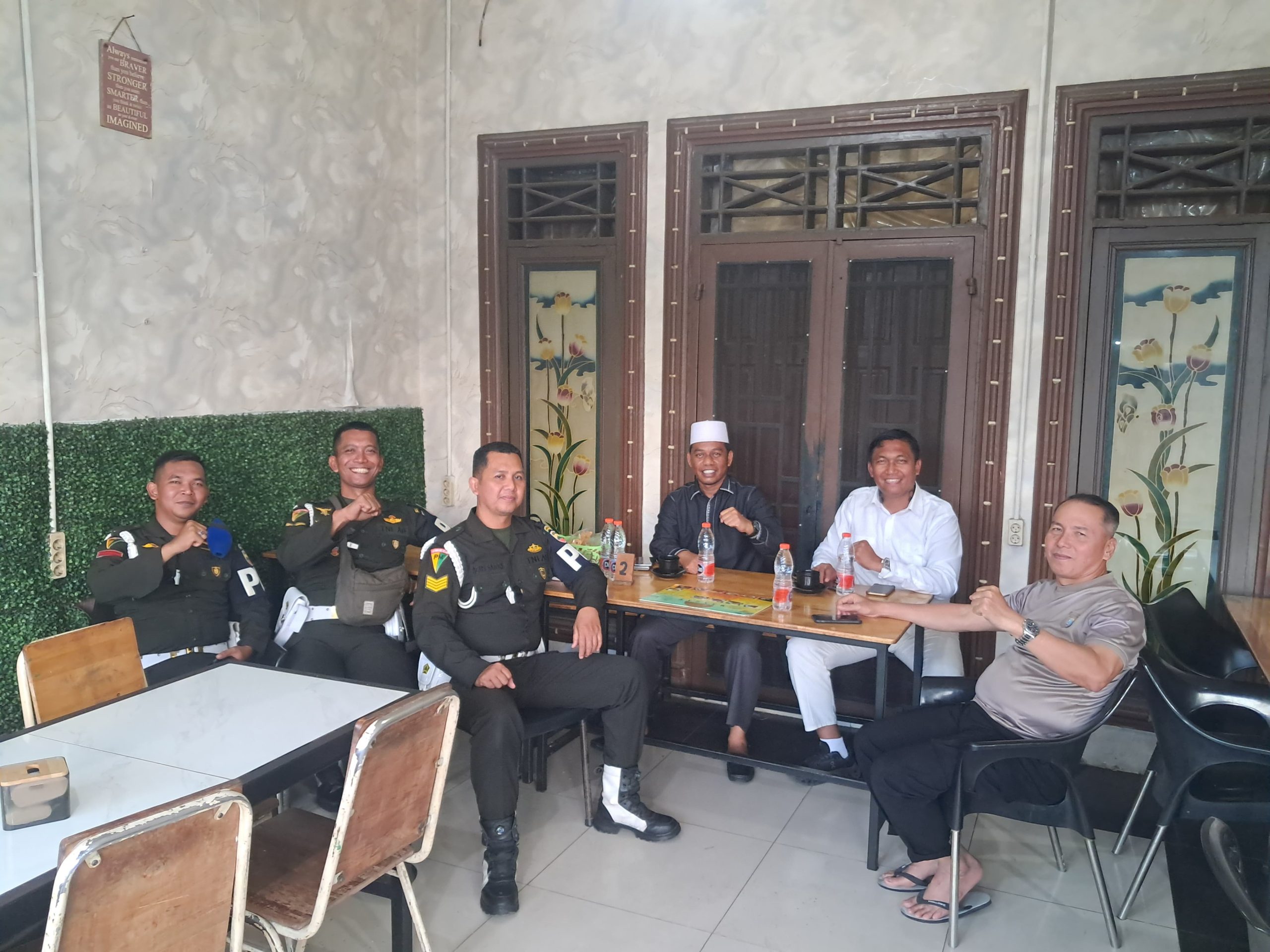 Ngopi Bareng Dansub Denpom I/5-1 Belawan Bersama Kapolsek Belawan dan Tokoh Masyarakat