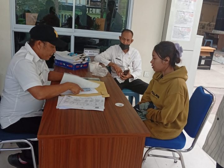 Atensi Langsung Kadisduk Capil Batam : Pengunjung Disduk Capil Menangis Sambil Buang Berkas Merasa Kesal Berkas Ditolak