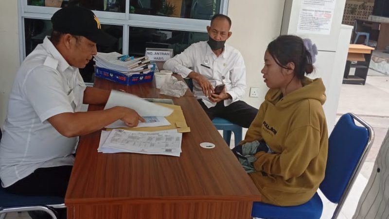 Atensi Langsung Kadisduk Capil Batam : Pengunjung Disduk Capil Menangis Sambil Buang Berkas Merasa Kesal Berkas Ditolak