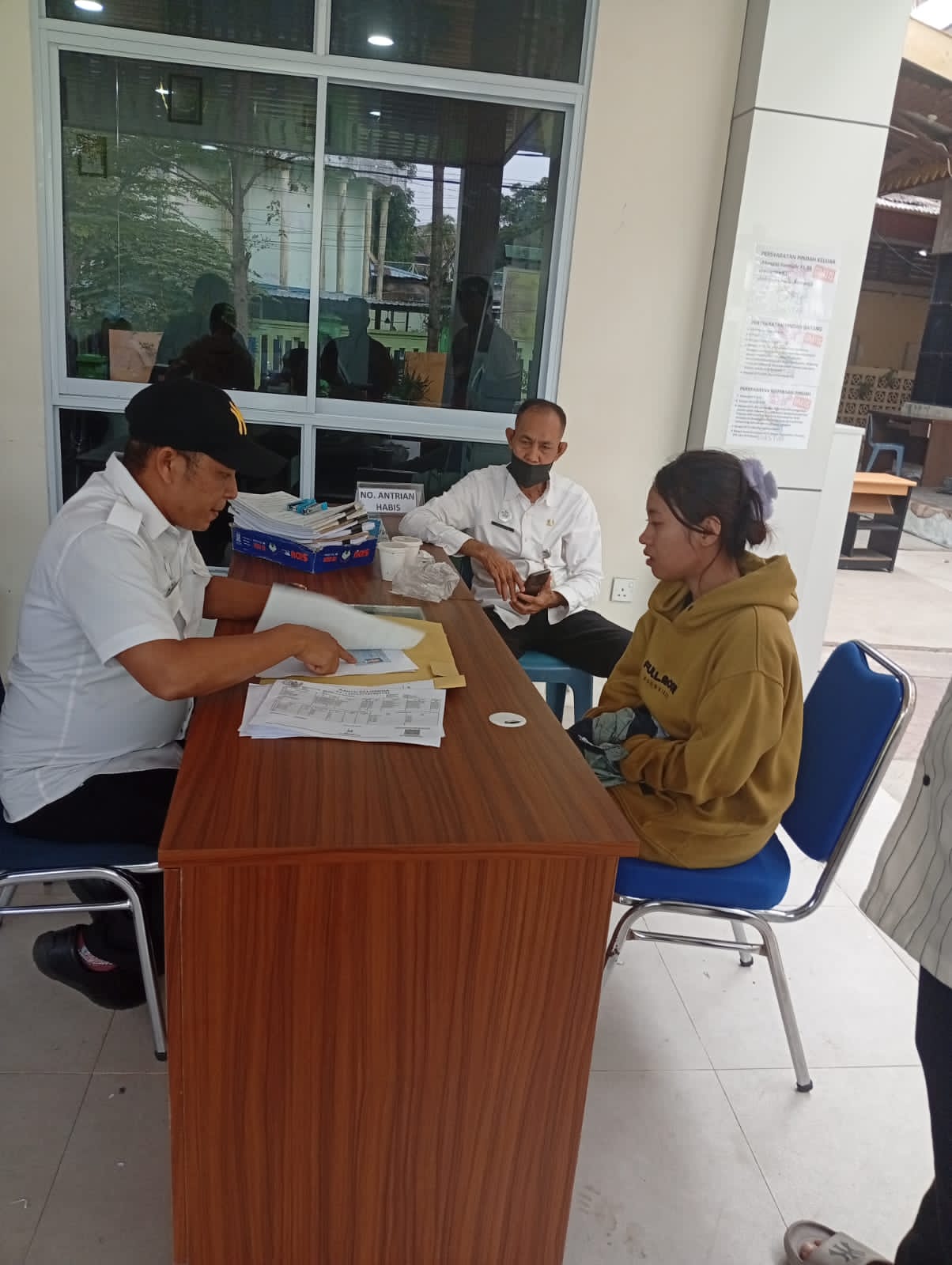 Atensi Langsung Kadisduk Capil Batam : Pengunjung Disduk Capil Menangis Sambil Buang Berkas Merasa Kesal Berkas Ditolak